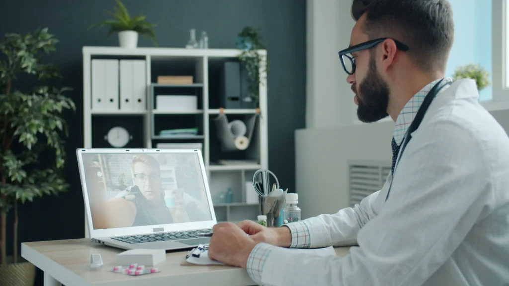 medico realizando consulta por telemedicina em notebook