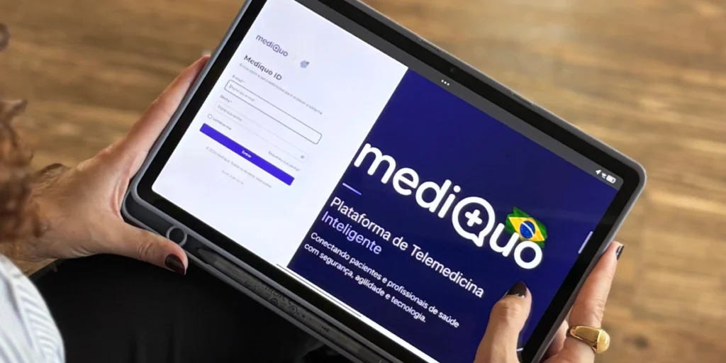 pessoa segurando tablet com tela meduquo telemedicina