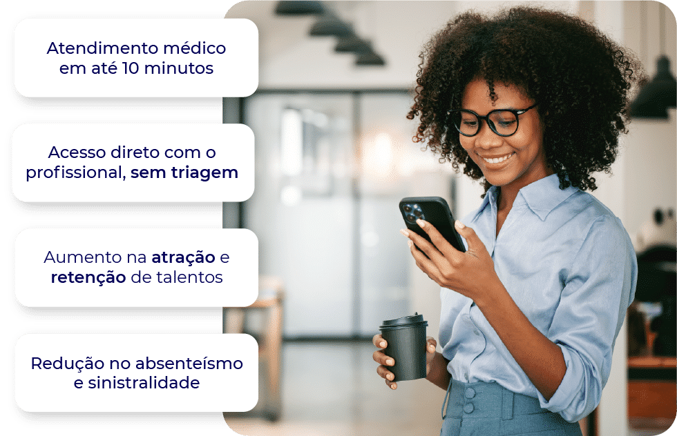 Uma mulher com cabelos cacheados e óculos sorri enquanto olha para seu smartphone, segurando uma xícara. À sua esquerda, há quatro caixas de texto destacando benefícios como atendimento médico rápido, acesso direto a profissionais, aumento da retenção de talentos e redução do absenteísmo dentro de um ecossistema de telessaúde.