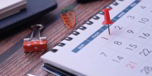 calendário do RH com um alfinete vermelho em uma data