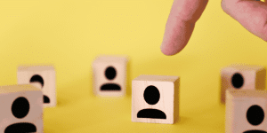 blocos de madeira com imagem de pessoas com fundo amarelo, representando a gestão de beneficios na empresa