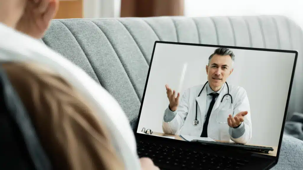 Médico online sendo utilizado pelas pessoas para alcançar mais saúde física, mental e bem-estar sem precisar sair de casa. Essa é a telemedicina e telessaúde, o acesso a qualquer hora e lugar