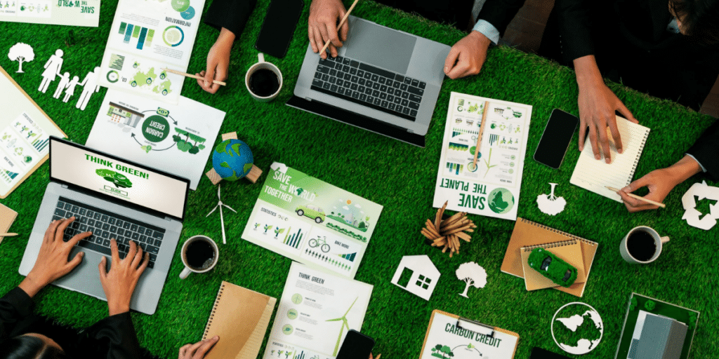 ESG sendo discutido no ambiente de trabalho. Uma mesa de trabalho em um escritório em que os líderes conversam sobre aplicação das práticas de ESG nas empresas