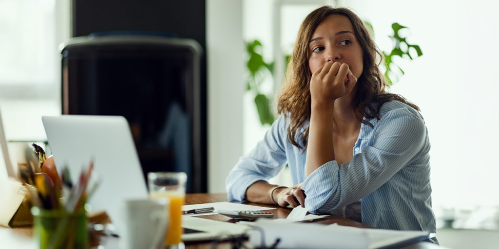 Quais são os principais desafios no benchmark entre departamentos