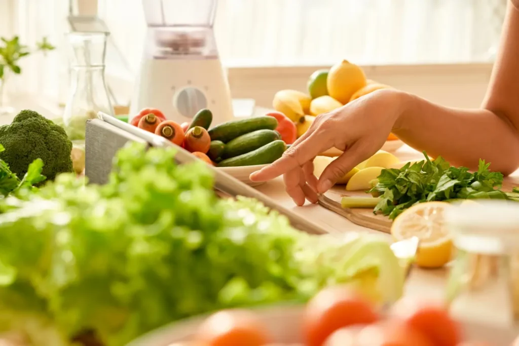 Bancada de cozinha com vegetais para alimentação funcional