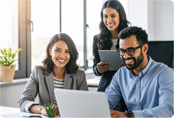 Grupo de colaboradores jovens em ambiente corporativo moderno, reunidos em equipe com sorrisos, transmitindo engajamento, colaboração e satisfação no trabalho por receber benefício de saúde corporativo.