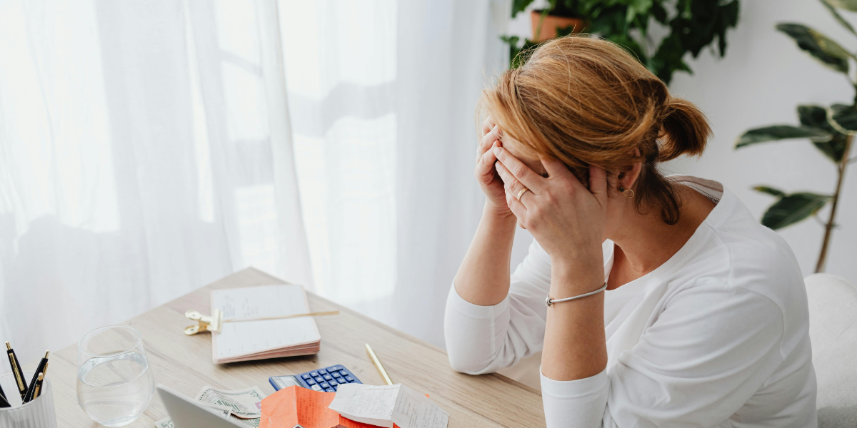 Mulher em frente o computador estressada