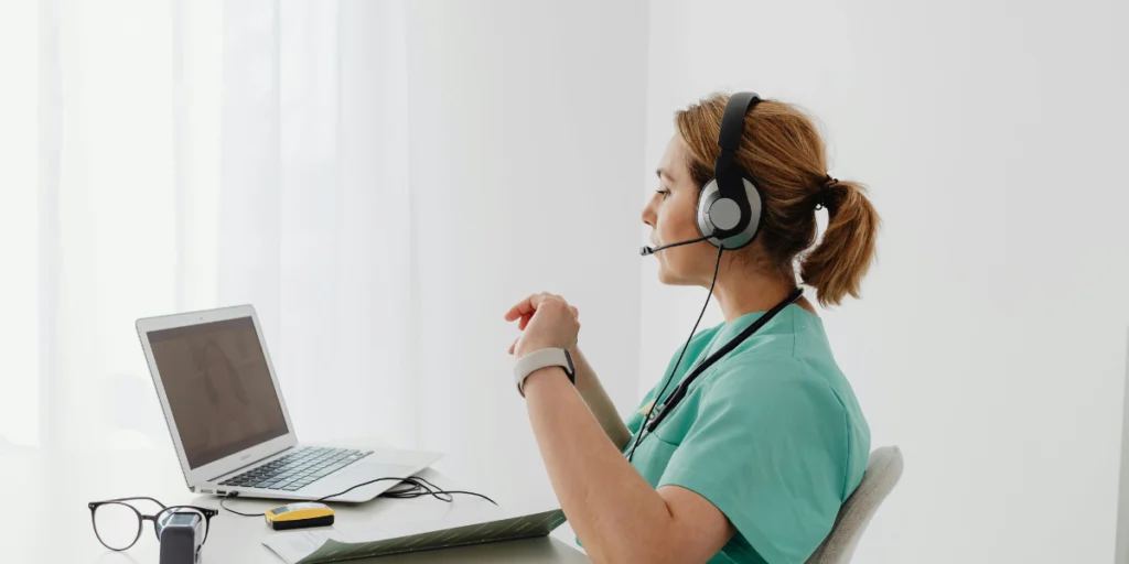 Médica realizando atendimento em telemedicina para demonstrar o que é o benefício de telessaúde para atração de talentos