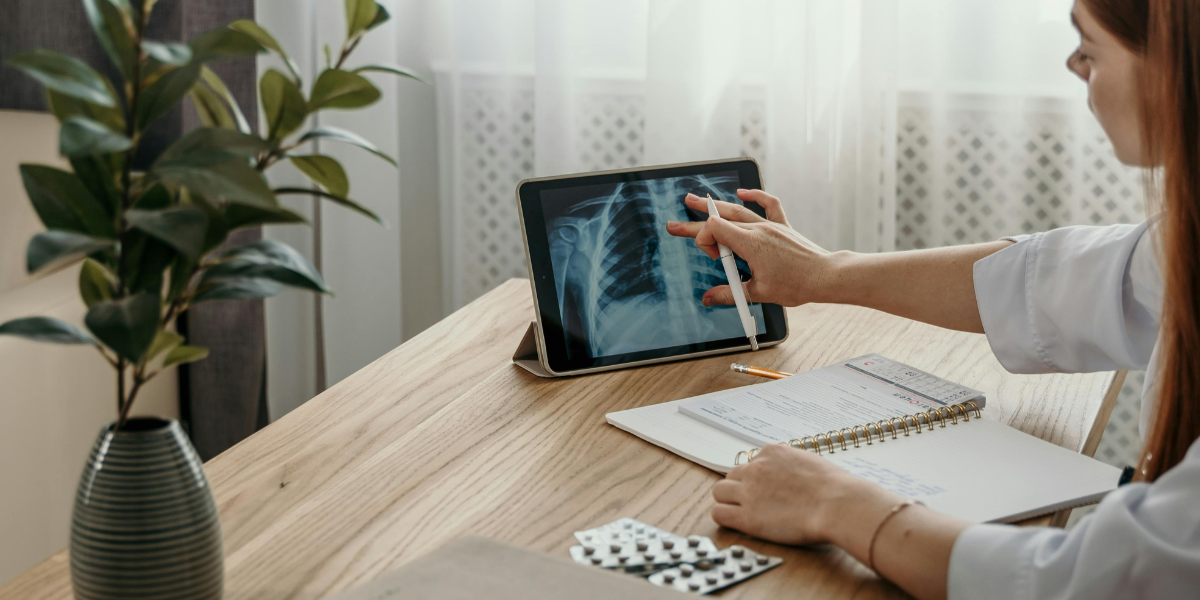 Médica analisa exames