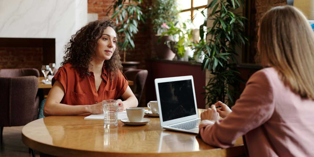 Mulher sendo demitida