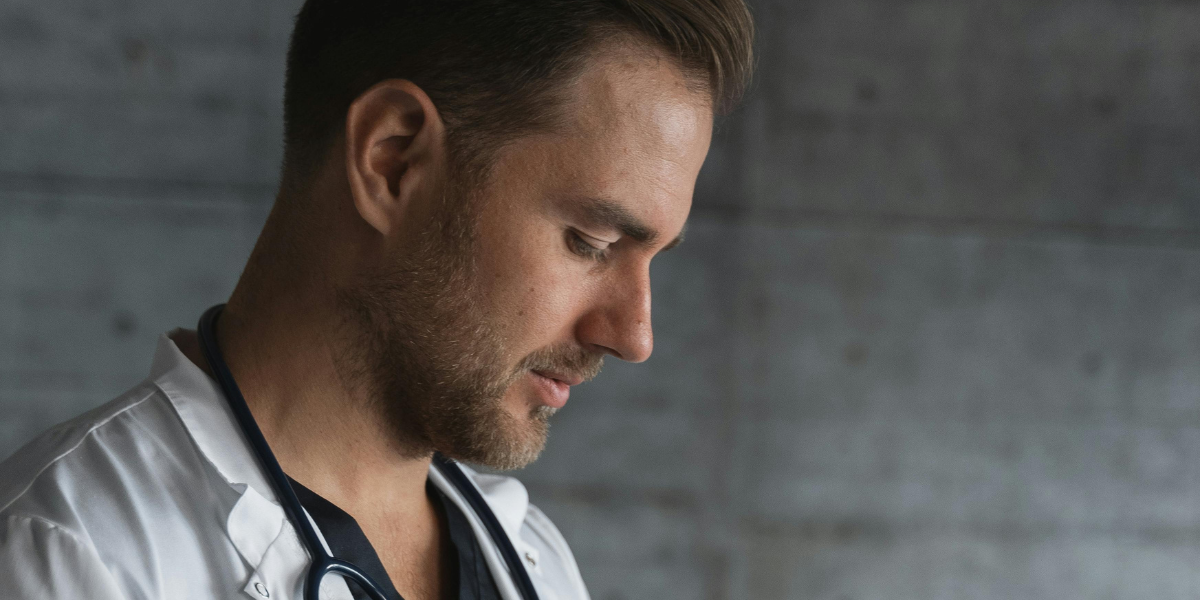 Médico analisando exame