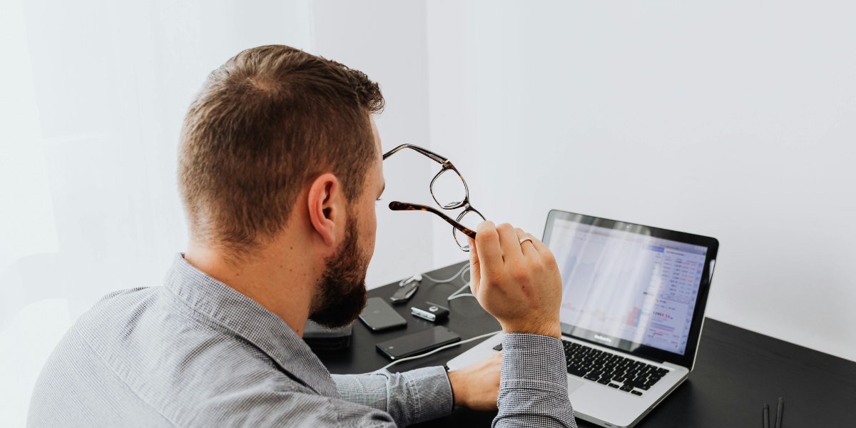 Gestor avaliando resultados