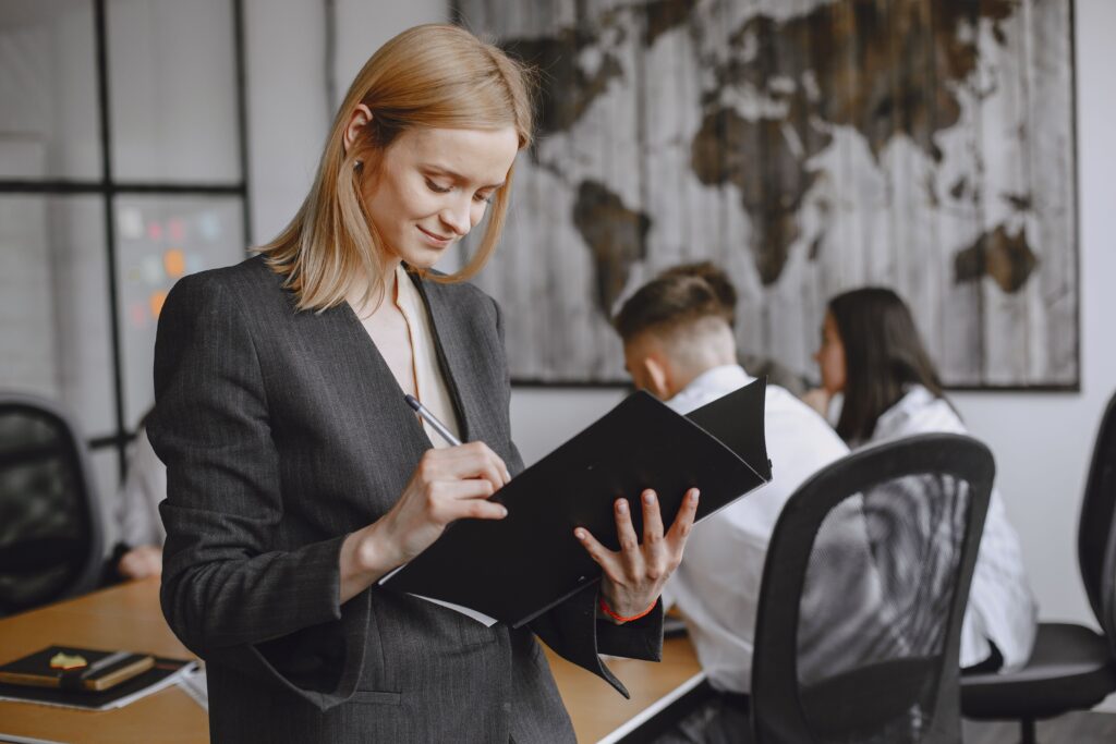 mulher executiva analisando documentos em escritorio