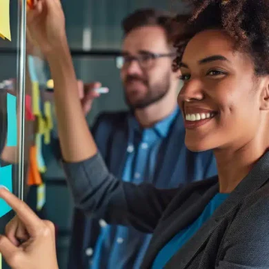 Uma mulher e dois homensa em um ambiente corporativo. Eles estão analisando um quadro de ideias para as tendências para RH